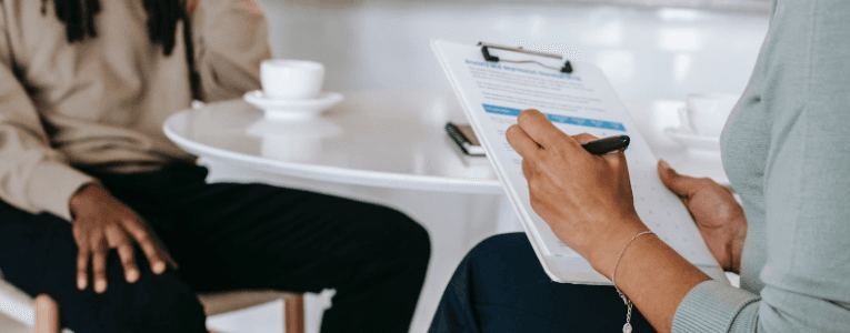 Fast zwei Jahre mit Schließungen, Reiseverboten und Heimarbeit haben auch im HR-Bereich ihre Spuren hinterlassen. Im Personalbereich hat Covid wie ein Katalysator bestehende Trends beschleunigt, was Personalleiter noch stärker unter Druck setzt. Wie sollten Unternehmen darauf reagieren? Indem sie die die Mitarbeiter noch stärker in den Mittelpunkt rücken. Sie müssen nach neuen Wegen suchen, um Talente zu gewinnen und zu halten, die gebraucht werden, um wieder zu wachsen. Der ‘War for Talents’ war ja während