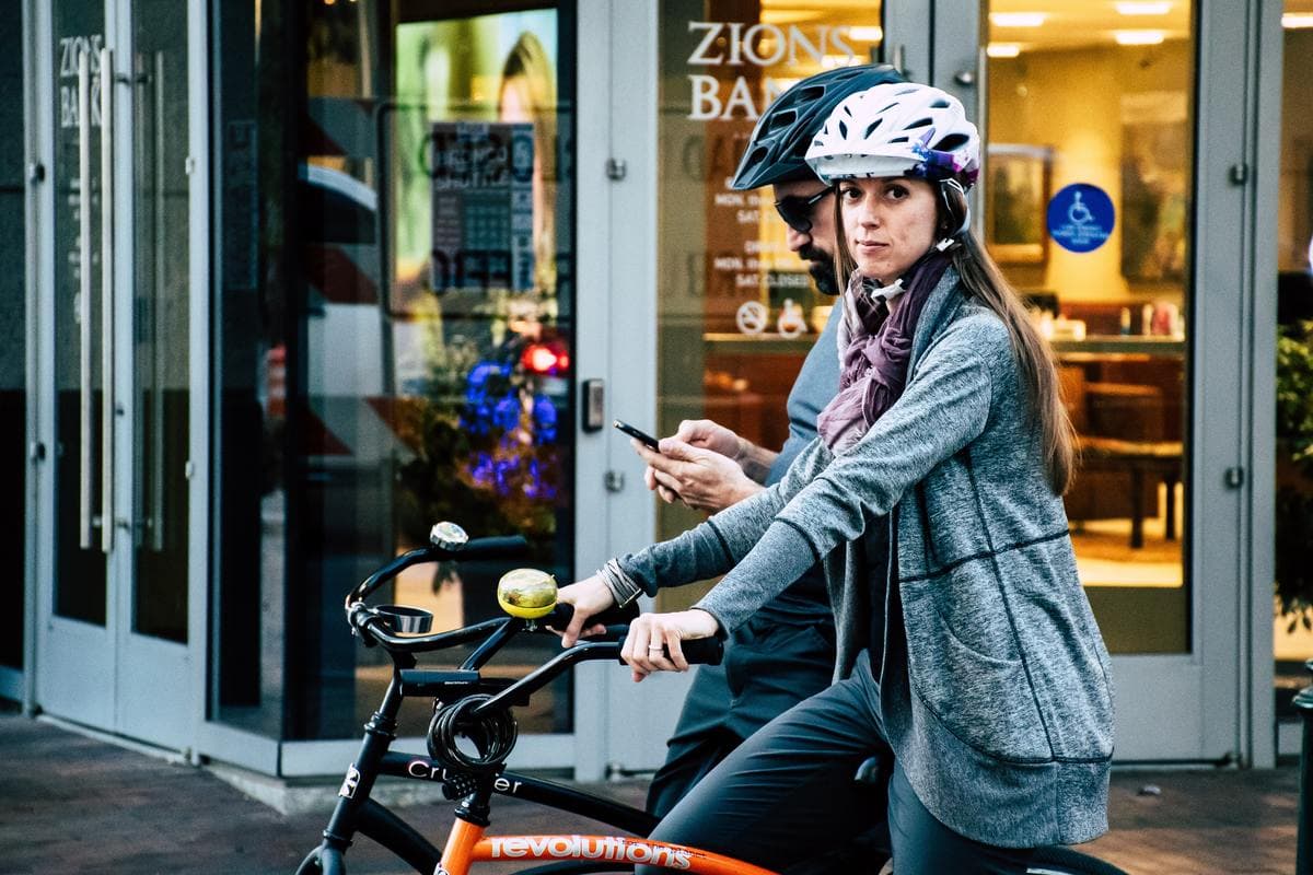 Zur Arbeit pendeln – sitzt der Fahrradhelm